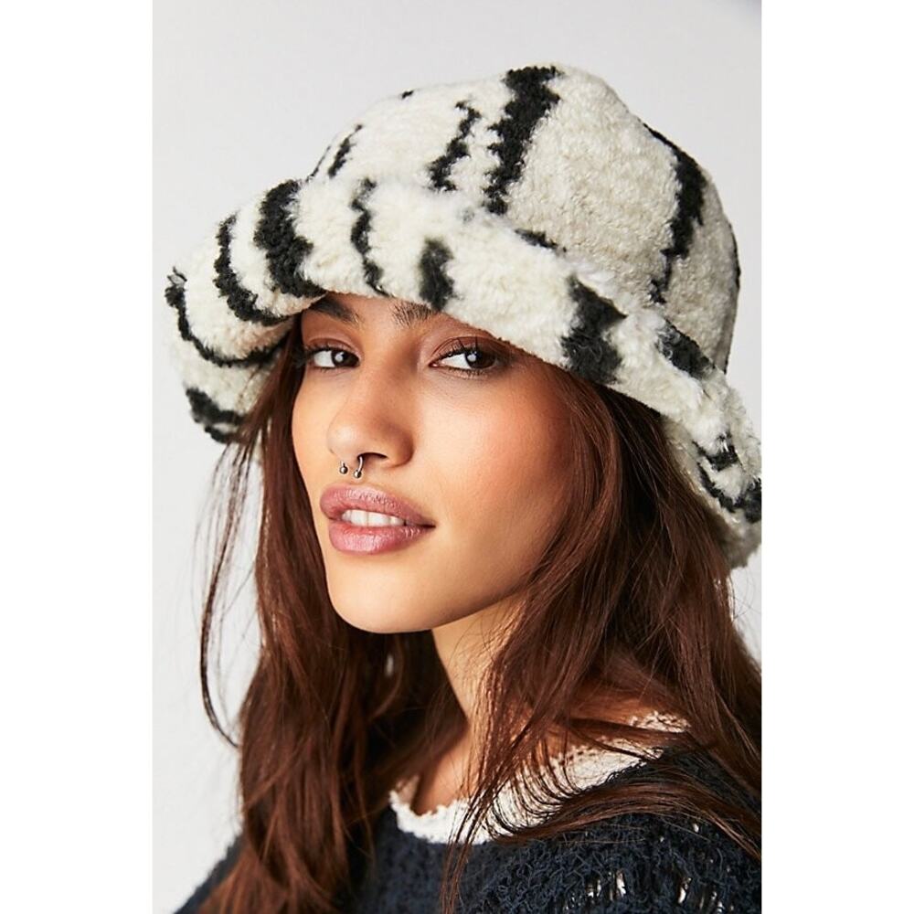 NEW Free People Shaggy Sherpa Bucket Hat Off White with Black Stripes One Size - Picture 1 of 7